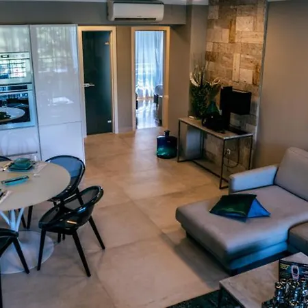 Luxe Del Mare Apartment *